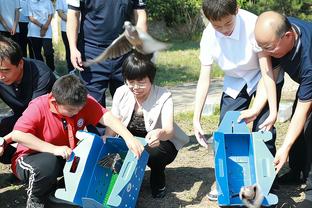 这？！东契奇脚后跟送出妙传 鲍威尔心领神会完成暴扣！